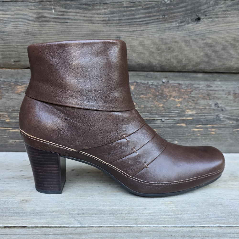 Clarks Artisan Mika Beth 90s Minimalist Revival Block Heel Comfort Bootie 9.5N
